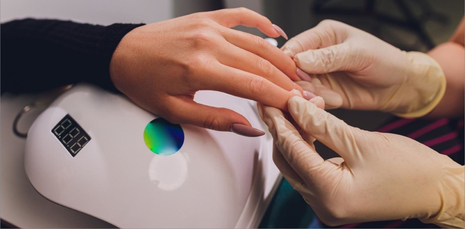 Manicure klasyczny, hybrydowy, japoński. Co wybrać? 3 manicure hybrydowy u kosmetyczki