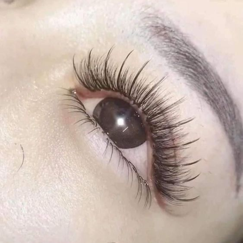 Rzęsy Wispy są naturalne, ale nadal pełne i atrakcyjne