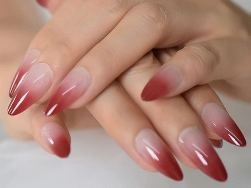 Najbardziej wyjątkowe wzory paznokci urodzinowych 6 Nail ombre to połączenie kolorów od jasnych do ciemnych, zależne od preferencji każdej osoby