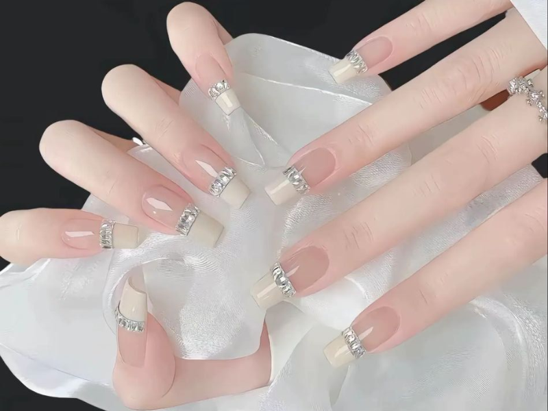 Piękne stylizacje manicure w tym roku 7 Brokatowe paznokcie